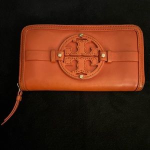 Authentic Tory Burch wallet in good condition. Orange leather w/gold hardware.